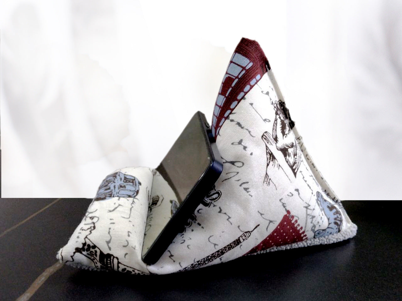 Support Mobile en Tissu – Design Géométrique & Confort Mains Libres